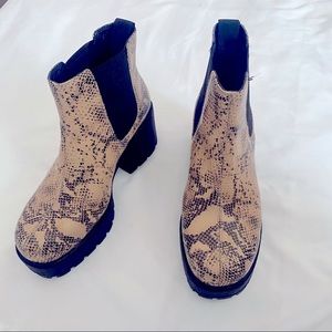 LIKE NEW Vagabond Chunky Ankle Boots